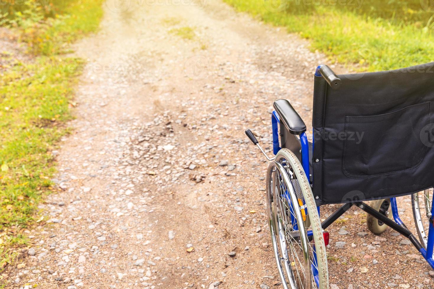 Leerer Rollstuhl, der auf der Straße steht und auf Patientendienste wartet. rollstuhl für menschen mit behinderung im freien geparkt. zugänglich für Menschen mit Behinderung. medizinisches konzept des gesundheitswesens. foto