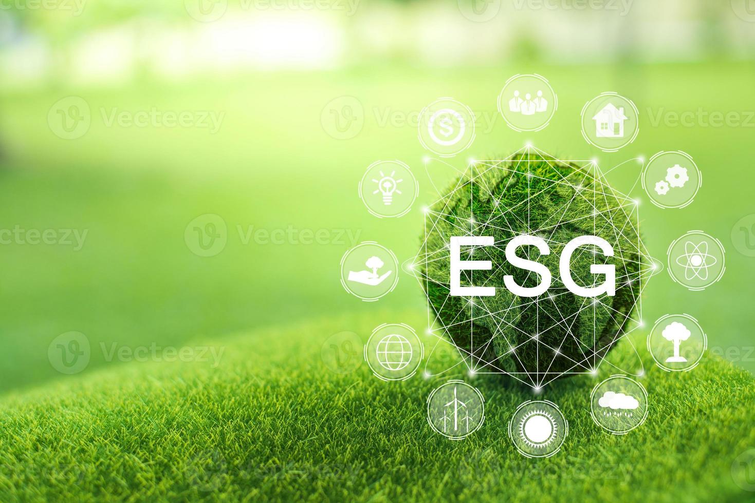 Grüner Ball, der das Wort ESG mit ESG-Icon-Konzept für Umwelt, Soziales und Governance in nachhaltigem und ethischem Geschäft auf der Netzwerkverbindung auf grünem Hintergrund schreibt. foto