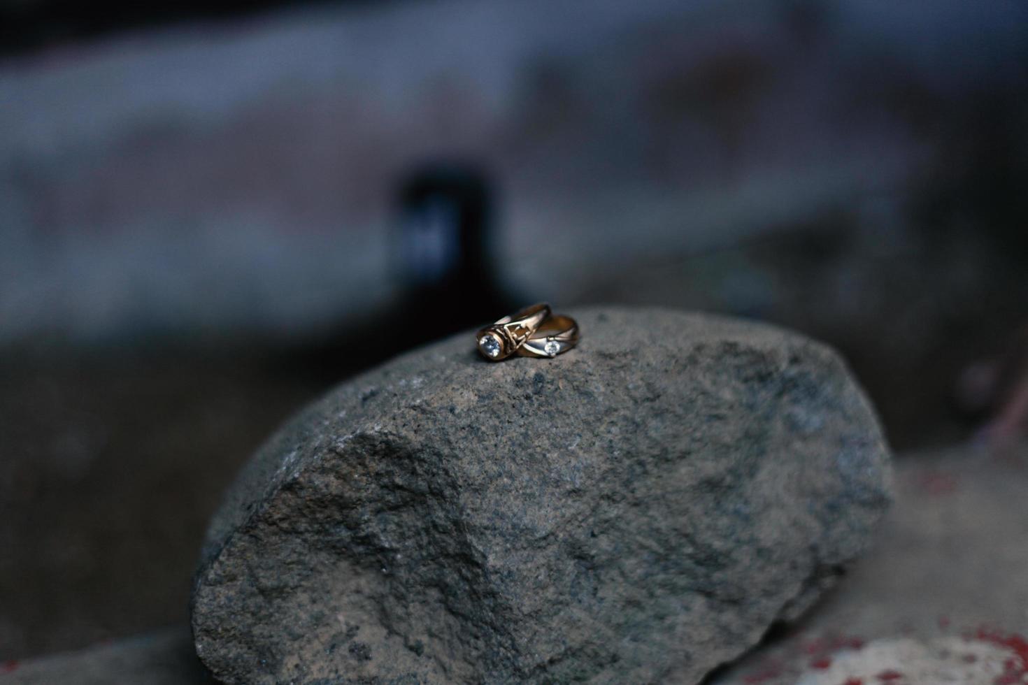 ein Paar Eheringe auf einem Felsen. Trauringe symbol Liebe Familie. foto