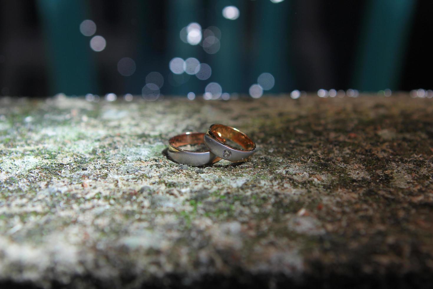 ein Paar Eheringe auf einem Felsen. Trauringe symbol Liebe Familie. foto