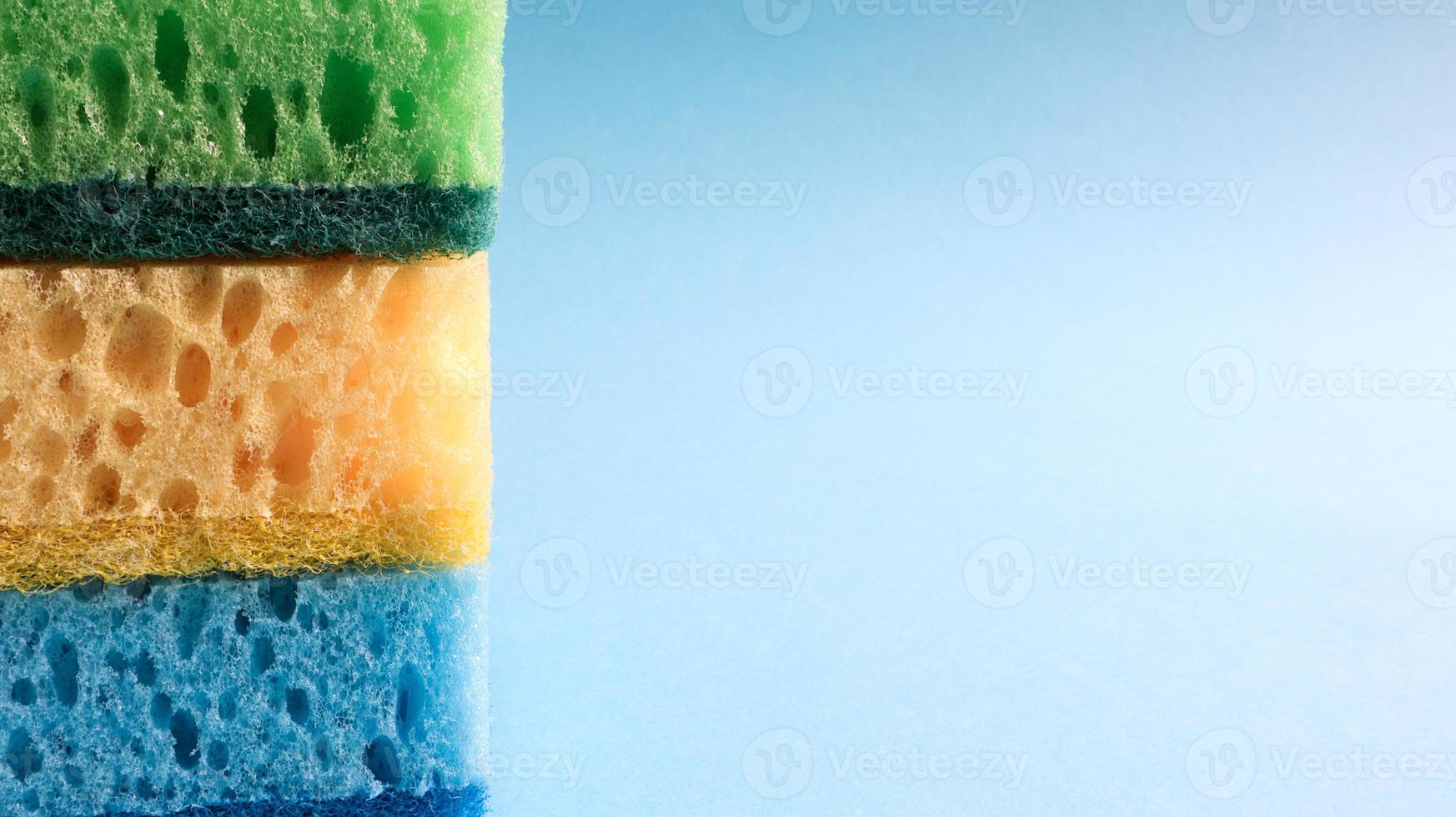 Viele blaue, rote, gelbe, grüne Schwämme werden verwendet, um den Schmutz zu waschen und zu wischen, der von Hausfrauen im Alltag verwendet wird. sie bestehen aus porösem Material wie Schaumstoff. gute Waschmittelretention foto