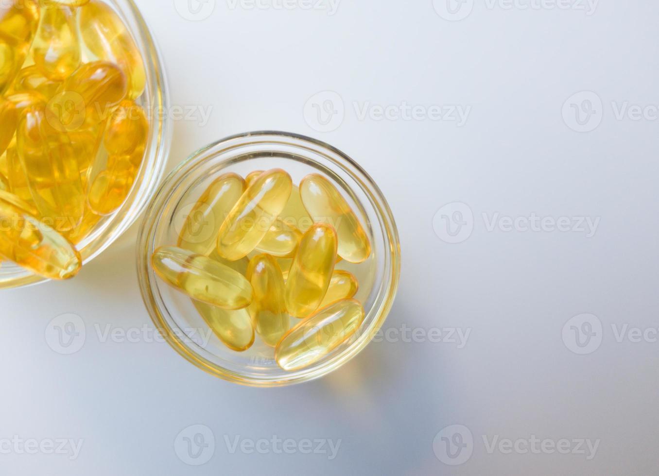 Fischölkapseln auf einer Glasplatte. viel Vitamin Omega 3 auf weißem Hintergrund. Nahaufnahme, Draufsicht, hochauflösendes Produkt. Stoffwechsel im Körper. der Körper von Kalzium. ein schneller Weg, um Gewicht zu verlieren foto