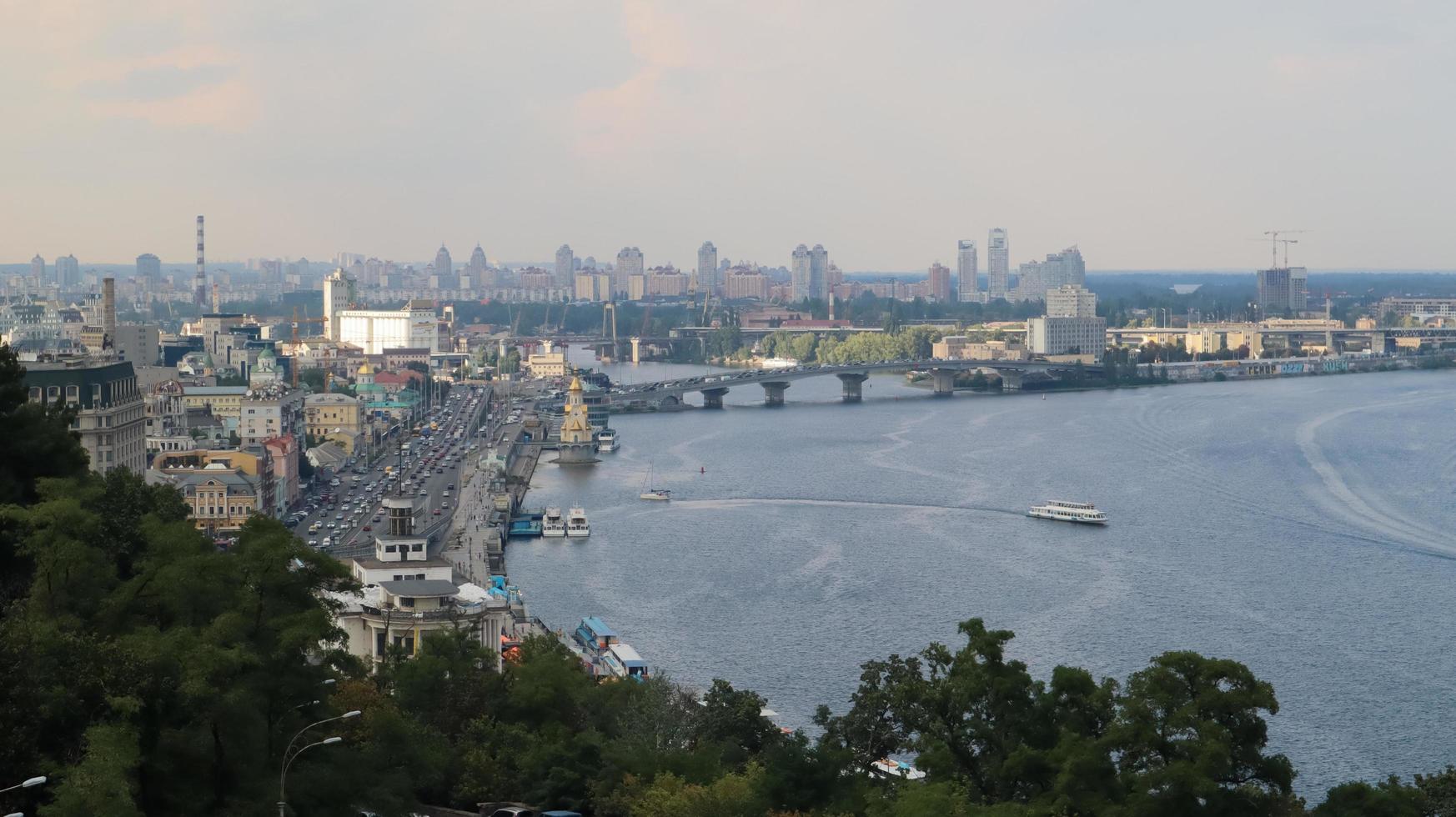 Draufsicht auf den alten historischen Teil der Stadt Kiew. vozdvizhenka area auf podol und den dnjepr von der fußgängerbrücke. schöne Stadtlandschaft. ukraine, kiew - 6. september 2020. foto