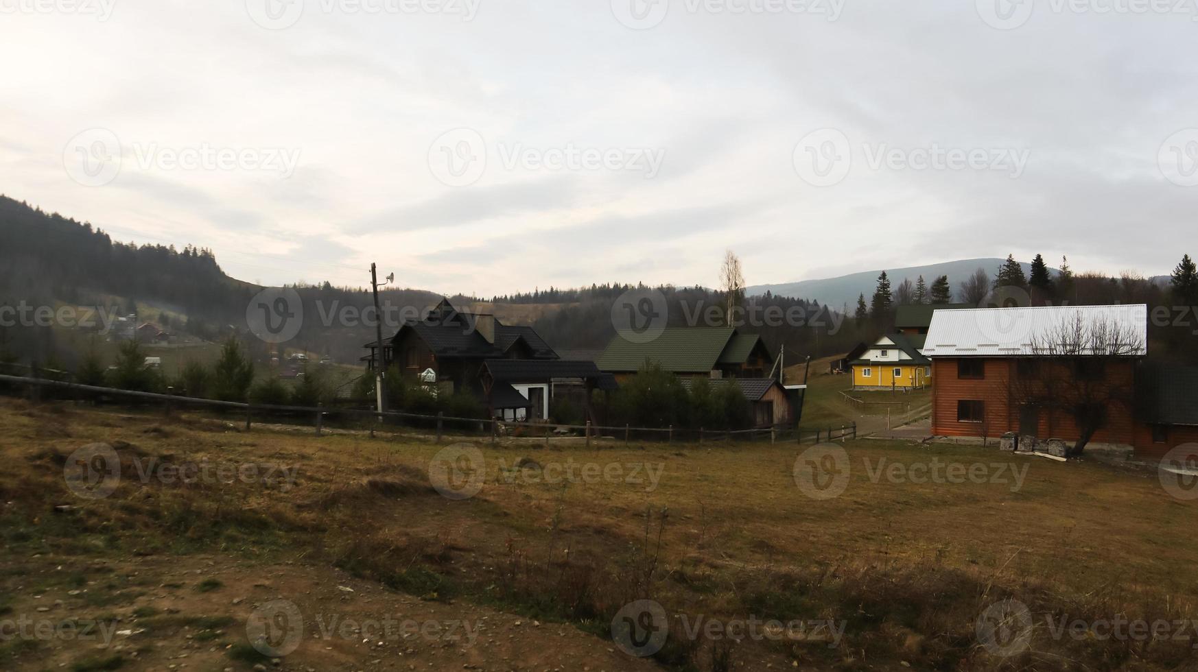 Ukraine, Jaremtsche - 20. November 2019. Bunte Herbstlandschaft in den Karpaten mit Berggipfeln. Welt der Schönheit. Wald mit Orangenblättern. sonniger Tag in der Westukraine foto