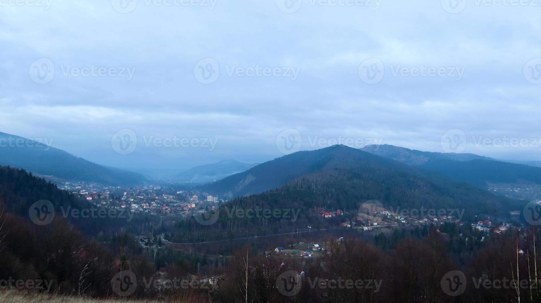 bunte Herbstlandschaft in einem Bergdorf. nebliger Morgen in den Karpaten. Ukraine, Europa. schöne Hügel und Häuser. Welt der Schönheit. Bergblick im Herbst. schöne Naturlandschaft. foto