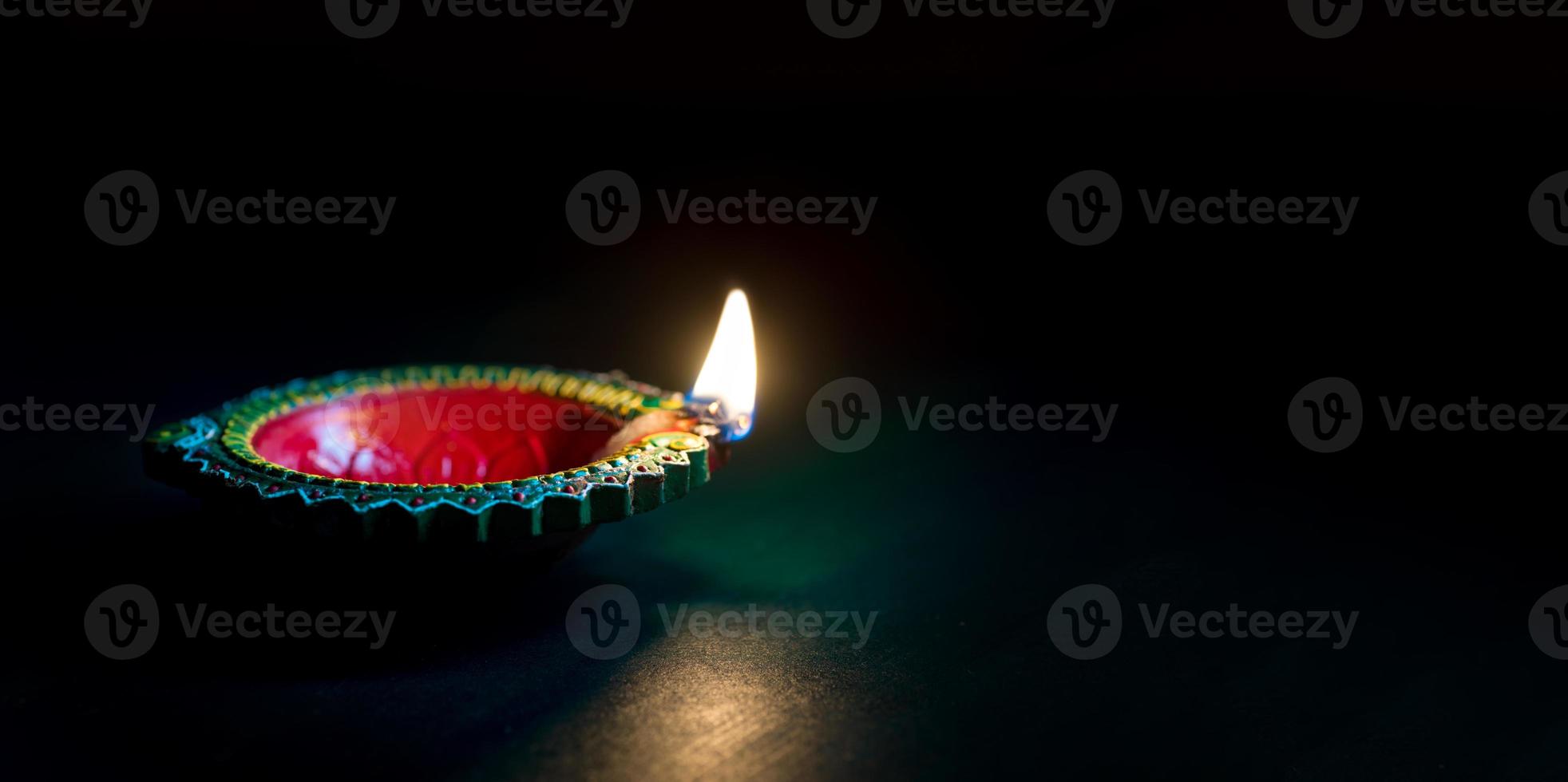 Happy Diwali - Ton-Diya-Lampen, die während der Diwali-Feier beleuchtet werden. Grußkartendesign des indischen hinduistischen Lichtfestivals namens Diwali foto