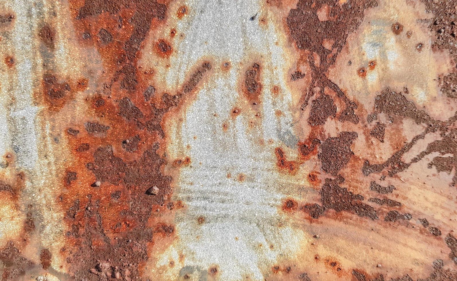 rostiger Metallhintergrund, rostige Metallplattenhintergrundbeschaffenheit. Stahlblech mit rostbedecktem fast Vollblech. das Eisen oder Metall bleiben lange stehen und rosten oft. eisenoberfläche rost. foto