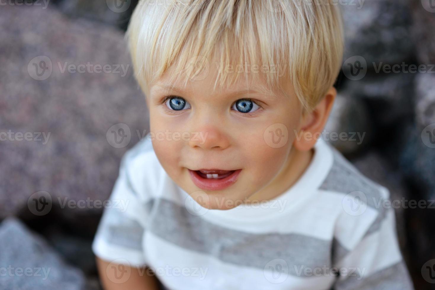 süßer Junge mit blonden Haaren und blauen Augen foto