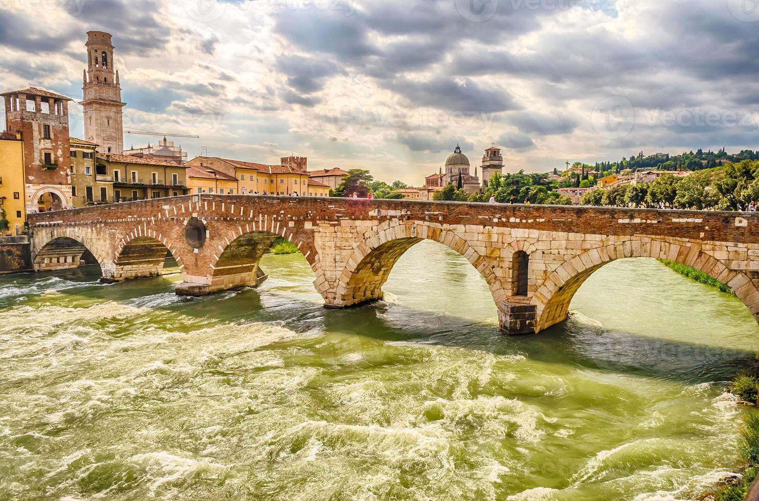 alte römische Brücke namens Ponte di Pietra in Verona, Italien foto