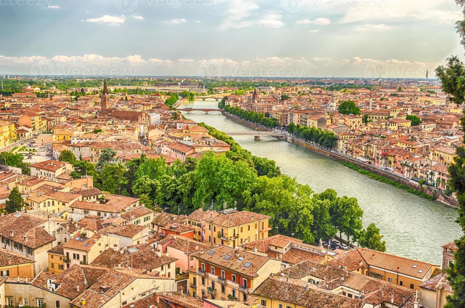 Luftbild über Verona und Etsch, Italien foto