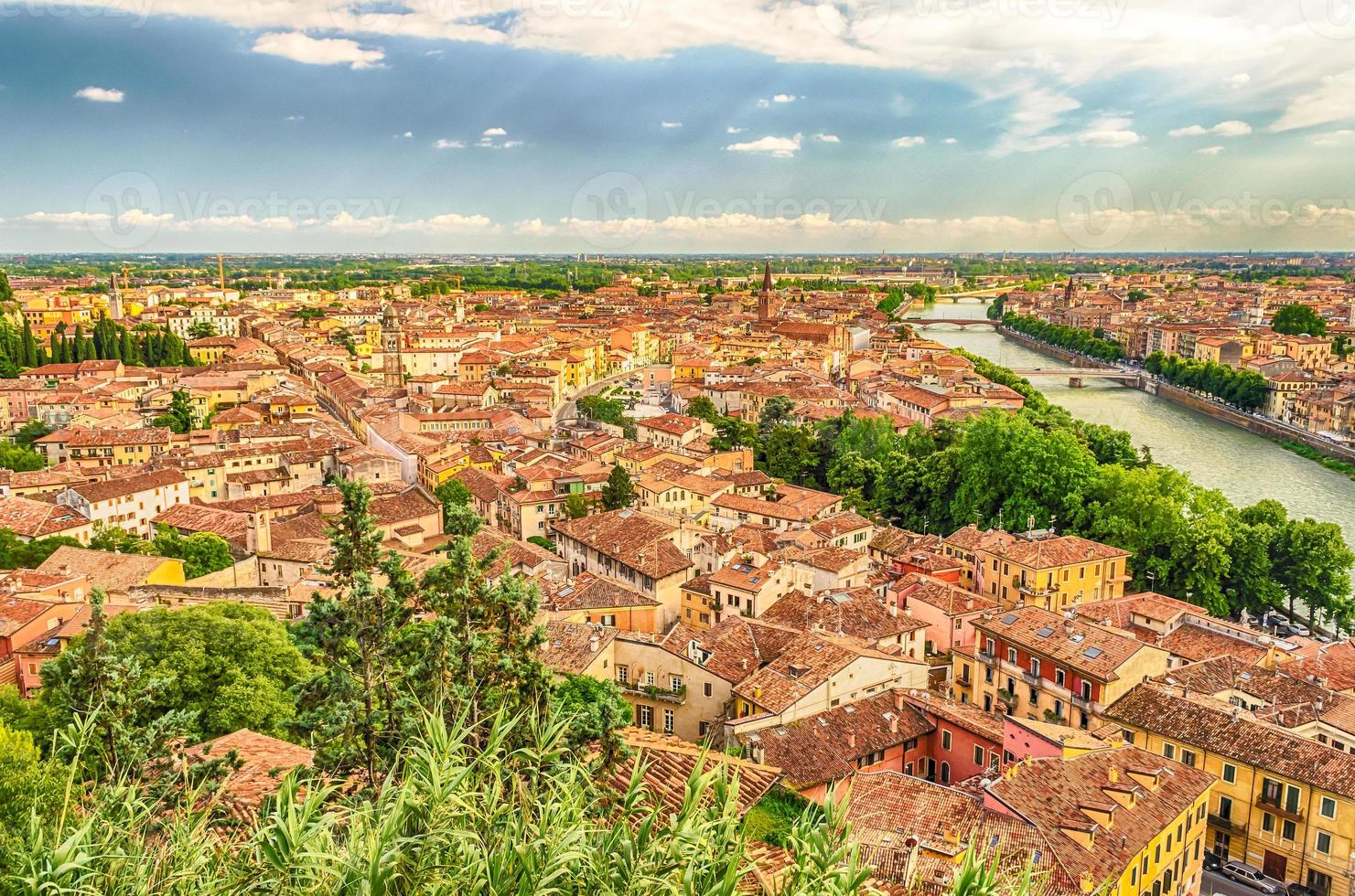 Luftbild über Verona und Etsch, Italien foto