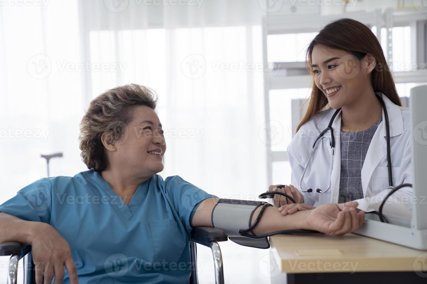 Ärztin, die älteren Patienten im Krankenhaus tröstet foto