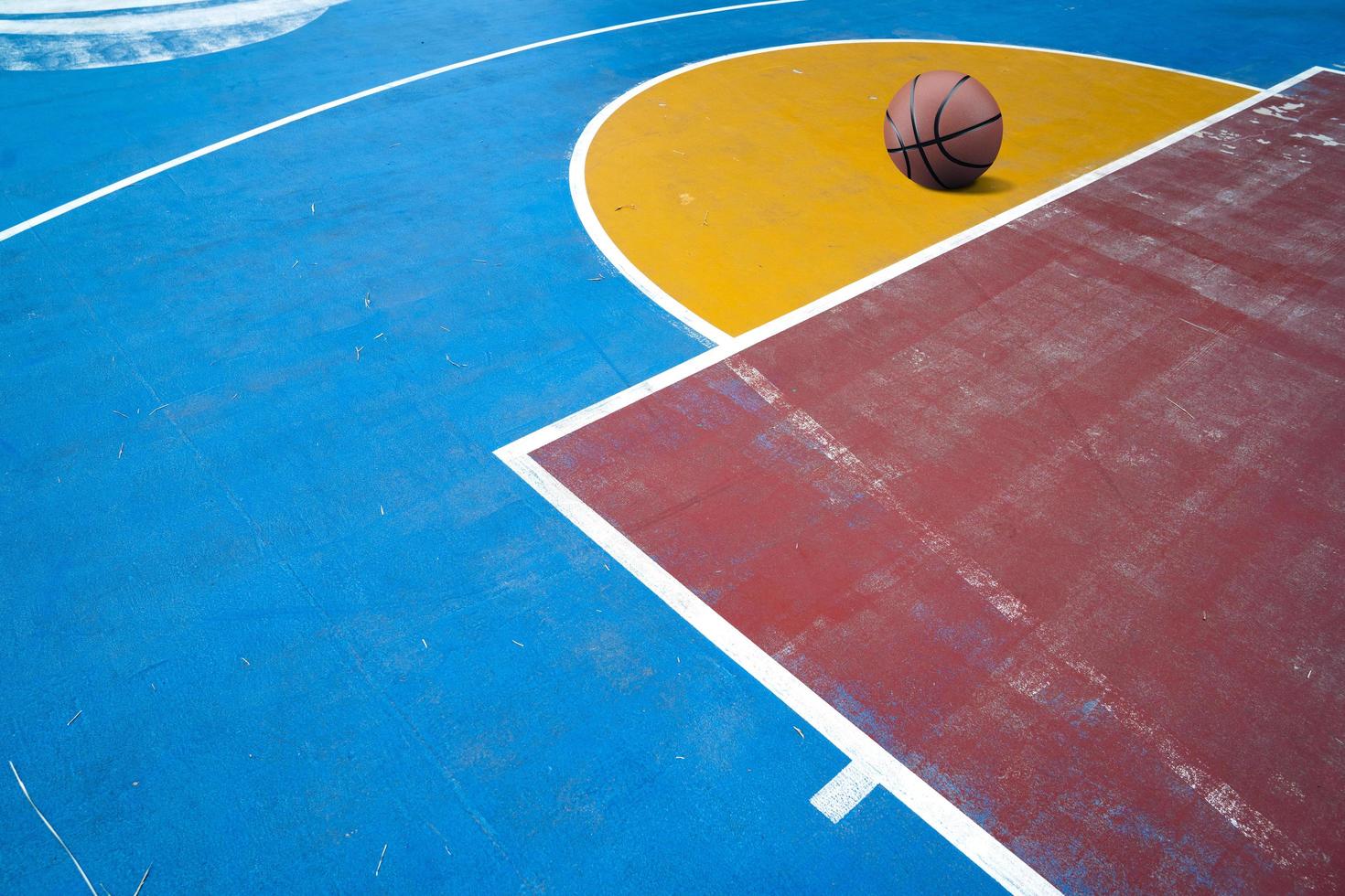 Basketball am Basketballplatz foto