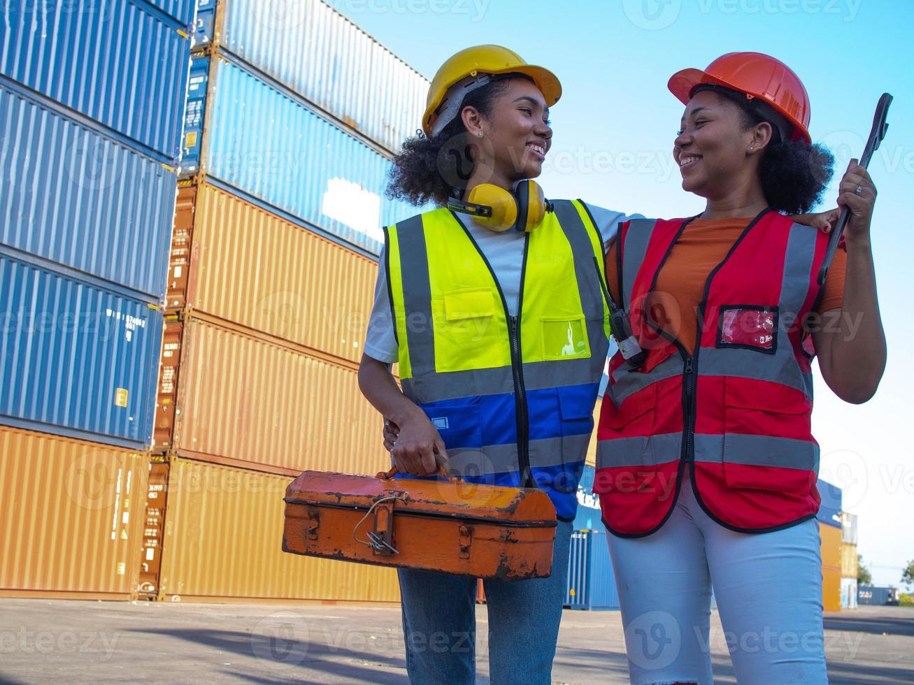 weibliche südafrikanische ethnische Zugehörigkeit schwarze Haut Schutzhelm Sicherheitsingenieur Angestellter Mechaniker Ausrüstung Flimmern Arbeit Job Karriere zusammen Beziehung im Terminallager Logistik Fracht Import Export Zoll foto