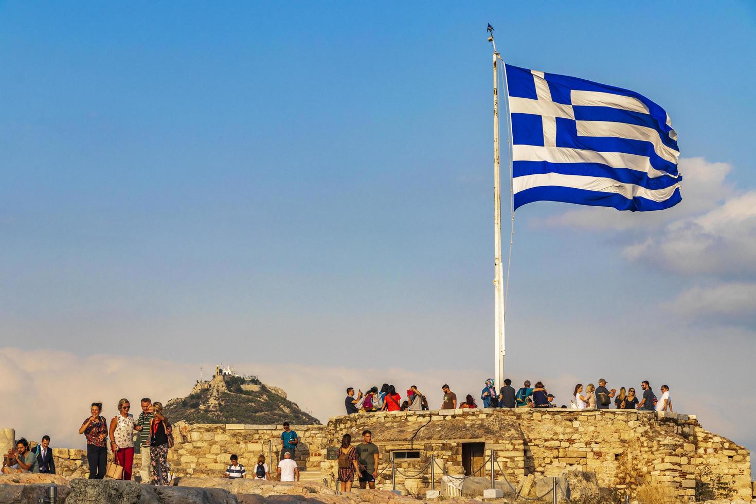 athen griechenland 04. oktober 2018 griechische blaue weiße flagge mit ruinen akropolis von athen griechenland. foto