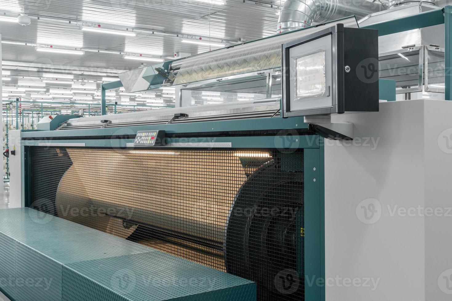 Maschine verdunstet Textilgarn. Maschinen und Anlagen in einer Textilfabrik foto