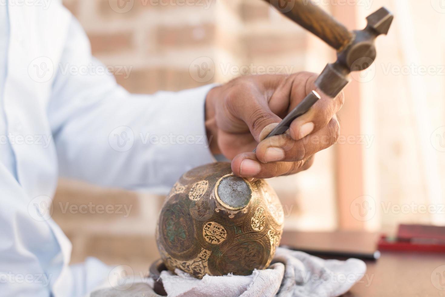 Handwerker-Gravurmuster auf dem Krug. Meister Zentralasiens. manuelle Kupferprägung foto