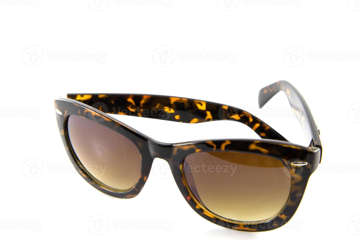 Sonnenbrillen isolieren auf weißem Hintergrund foto