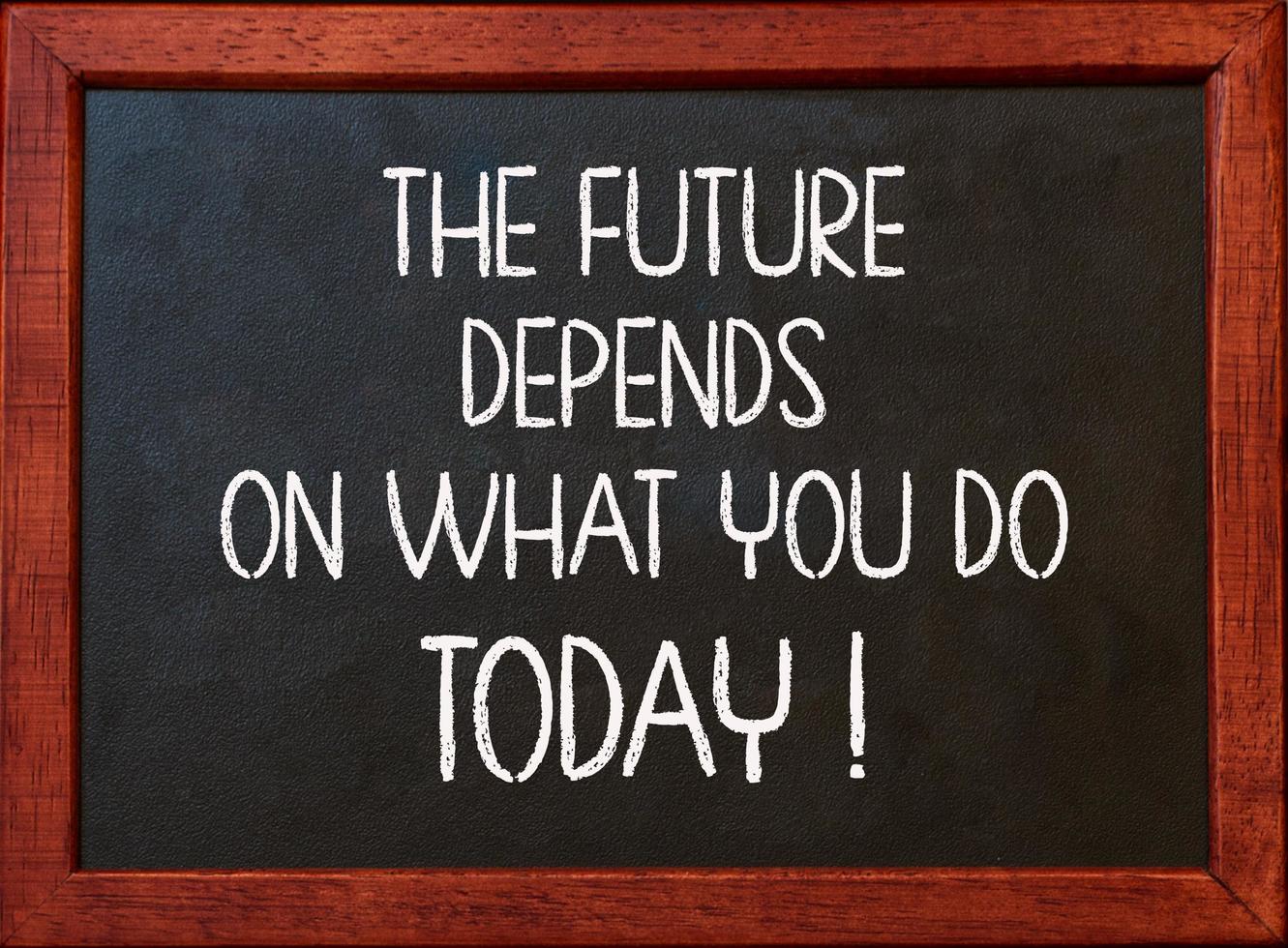 Die Zukunft hängt davon ab, was Sie heute tun. Motivationszitat auf Tafel foto