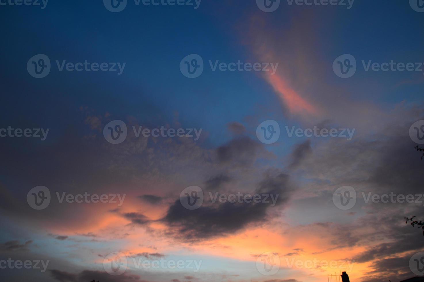 schöner Sonnenunterganghimmel mit Wolken. abstrakter Himmel. foto