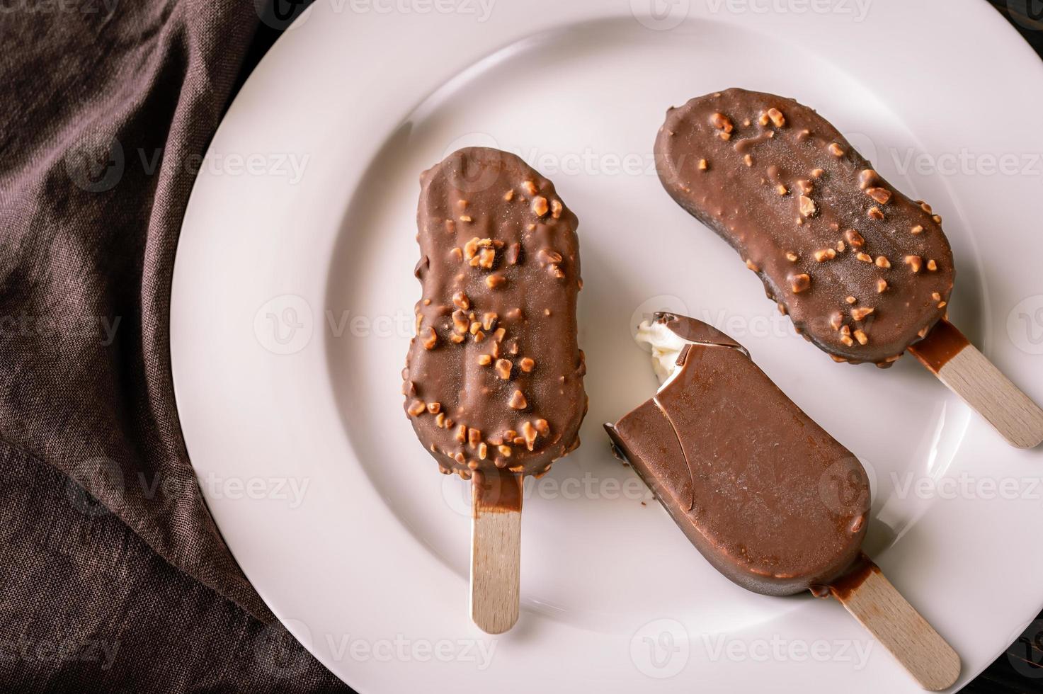 mit Schokolade überzogene Vanilleeisriegel foto