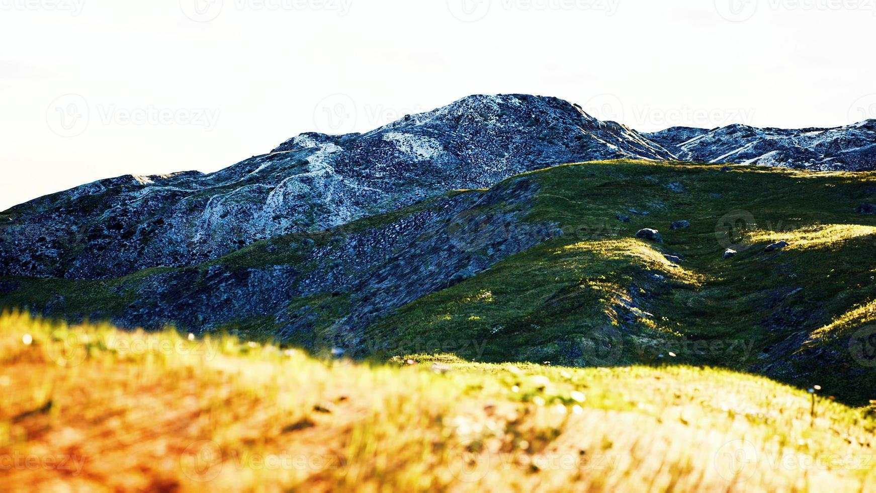 Farbige Berge bei Sonnenuntergang im Sommer foto