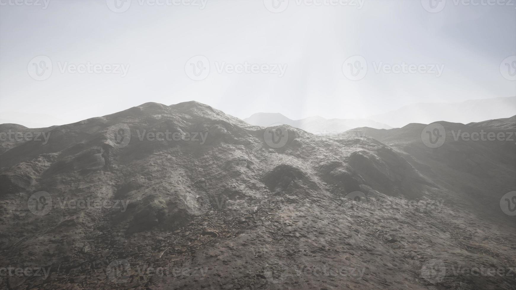 Sonnenstrahlen vor dem Hintergrund der Berge foto