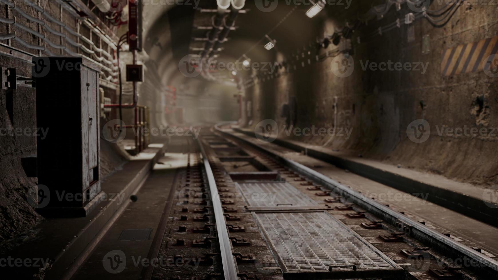 Licht in der Nacht im U-Bahn-Tunnel der Altstadt foto