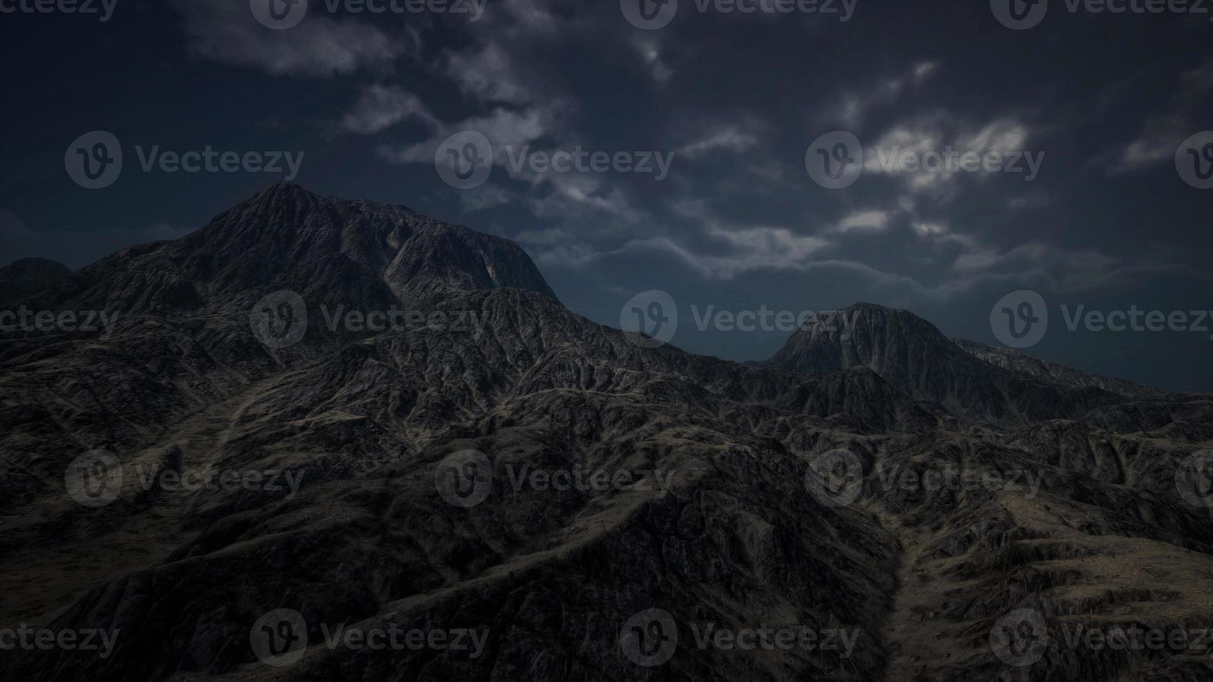 dunkler Berg mit den dunklen Wolken foto