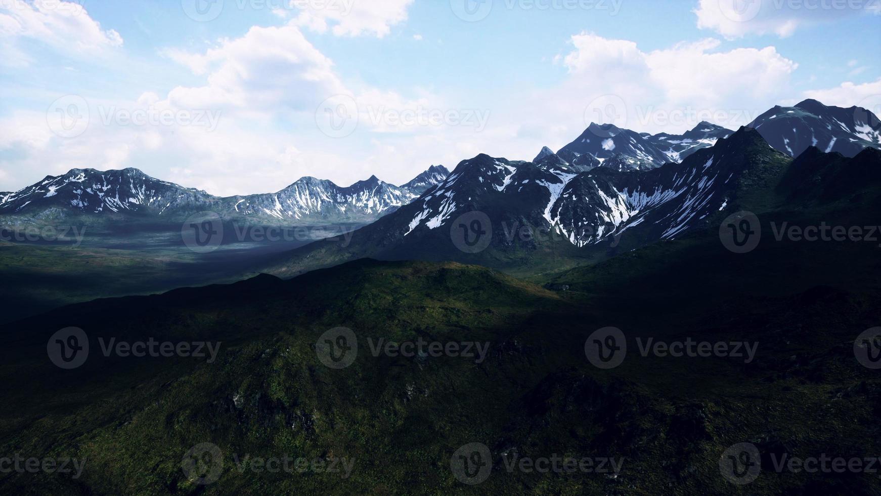 Panoramablick auf die idyllische Bergwelt der Alpen foto