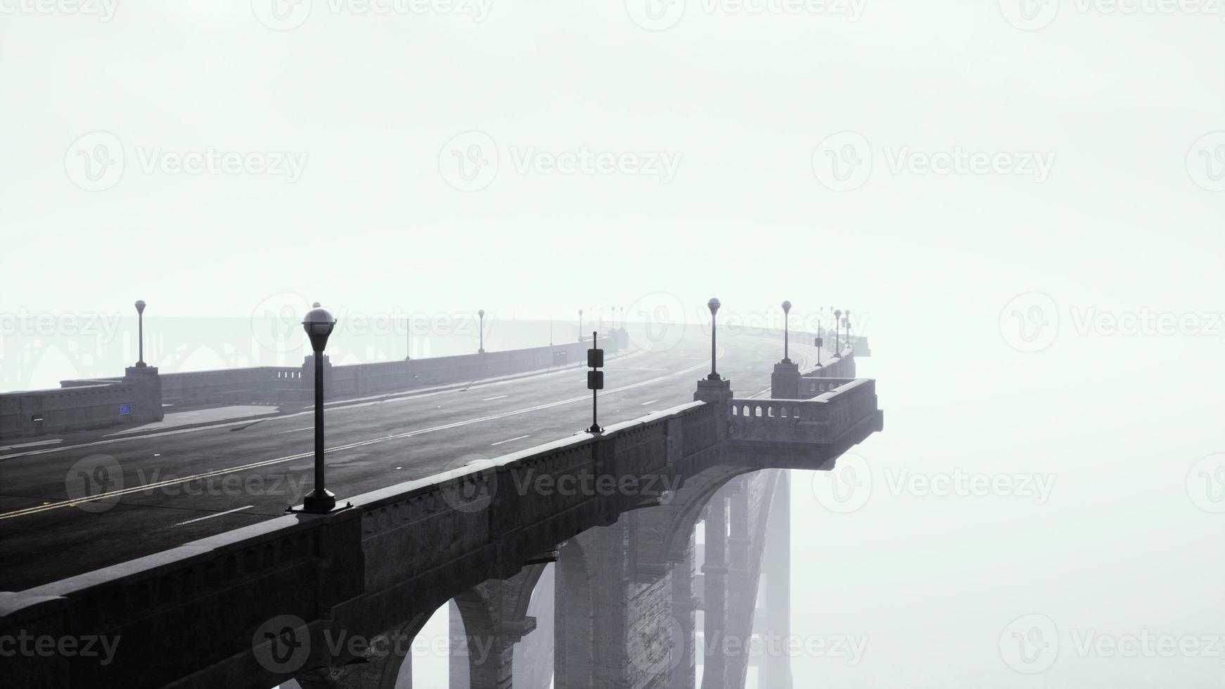 Blick auf die Brücke über den Fluss im Nebel foto