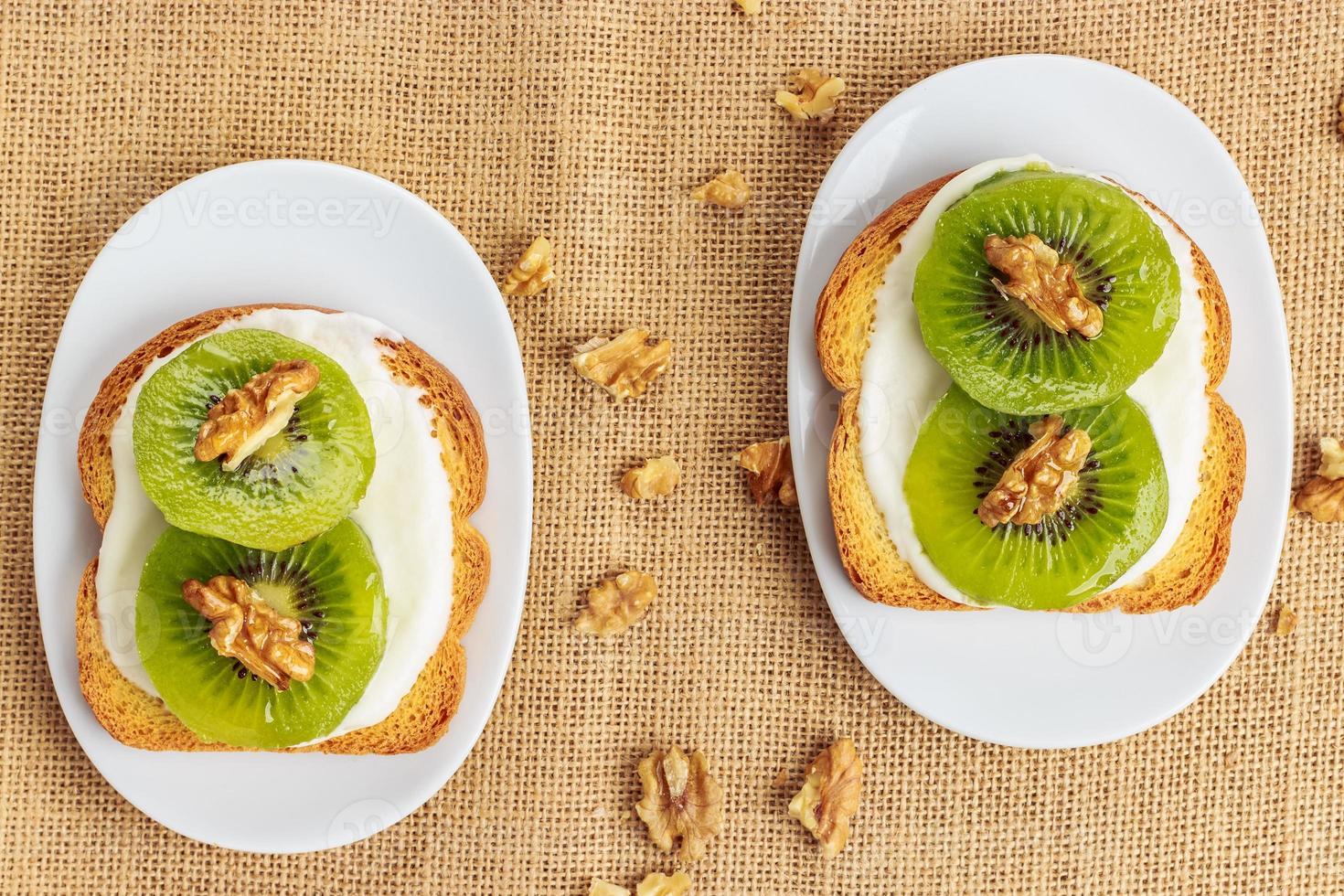 Toast mit Kiwi, Käse und Walnüssen foto