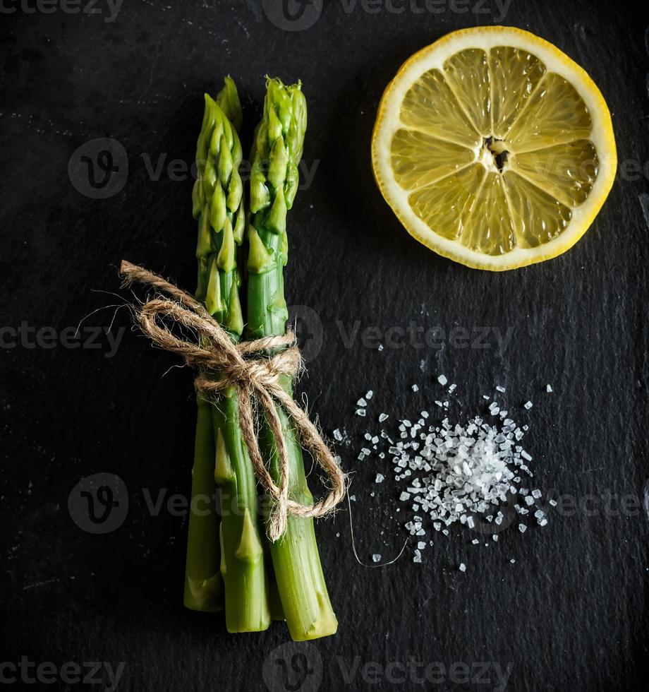 Spargel. grün und frisch. foto