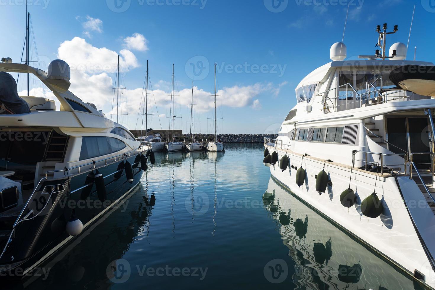 Jachthafen mit Yachten, die sich auf dem Wasser spiegeln foto