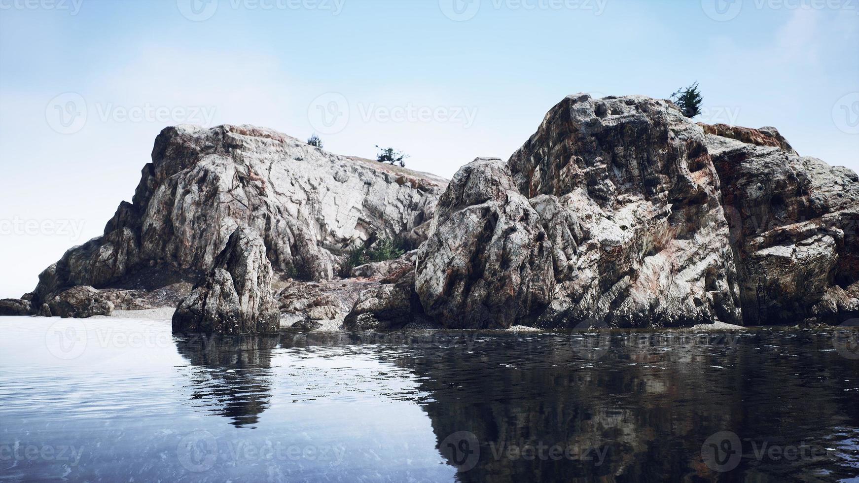 schöne felsige klippe mitten im meer foto