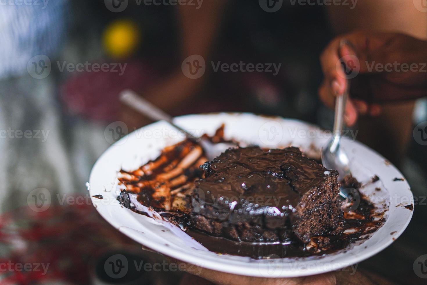 ein Stück Schokoladenkuchen essen foto