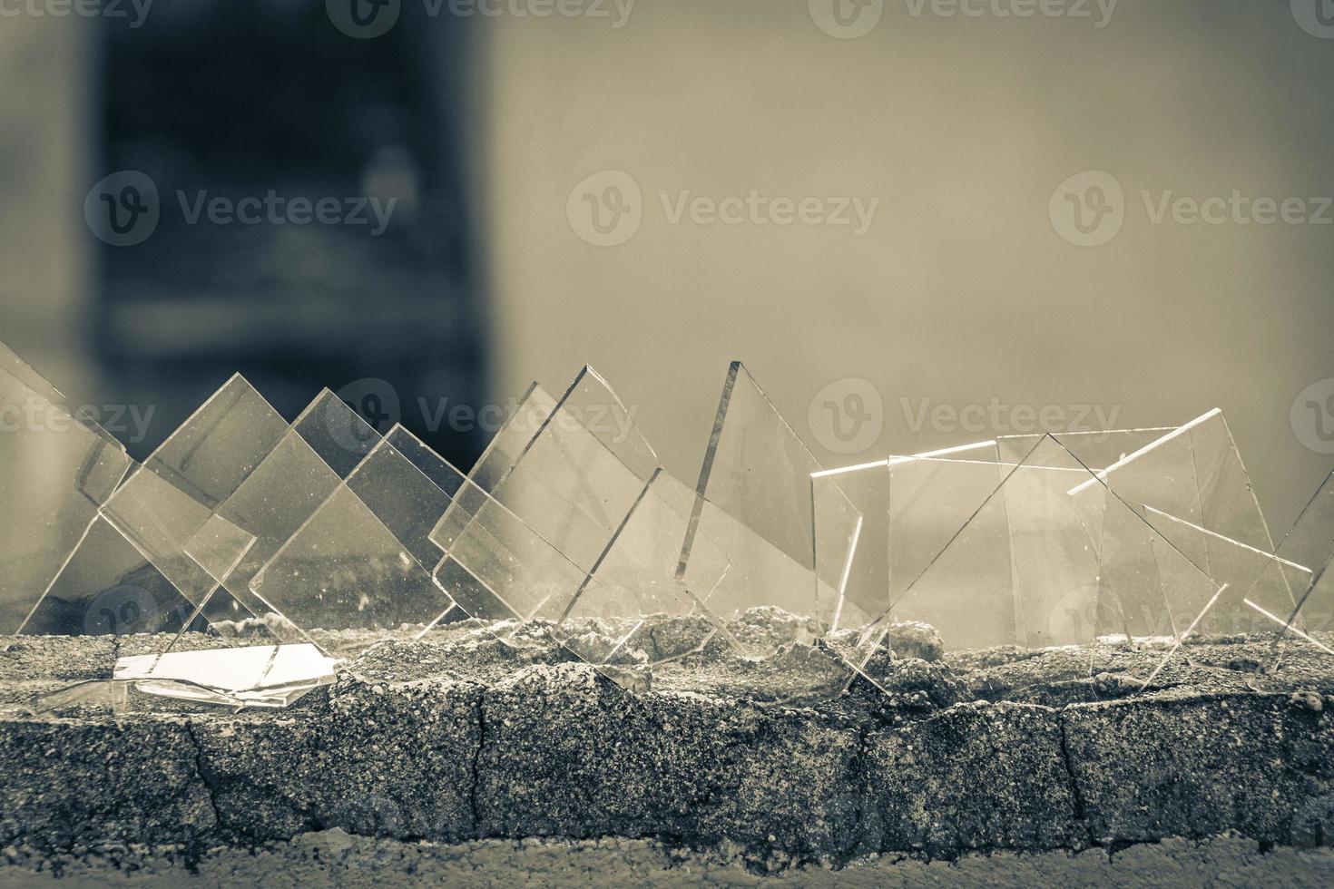 Gefährliche Mauer mit zerbrochenen Glasscherben Playa del Carmen Mexiko. foto