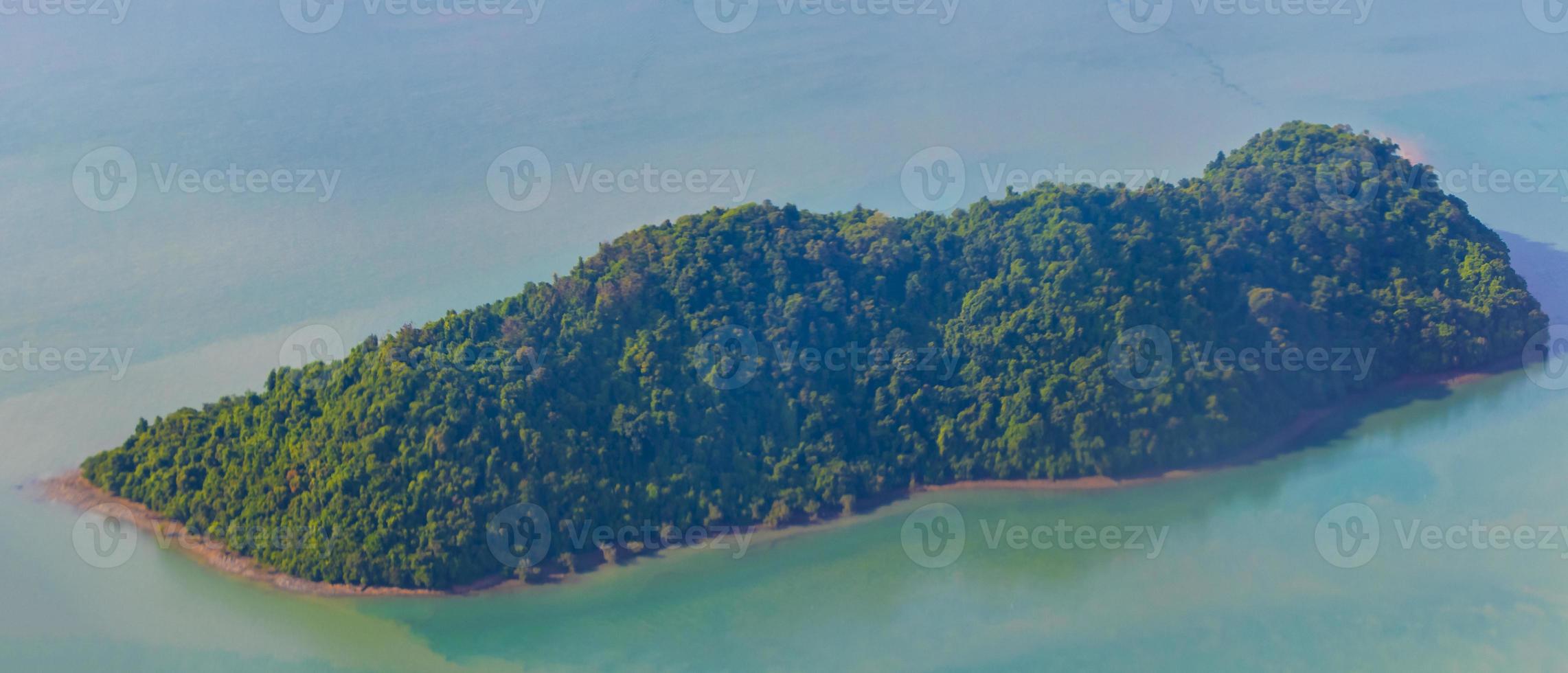 fliegen über thailand panoramablick auf die türkisfarbenen wasser der inselstrände. foto
