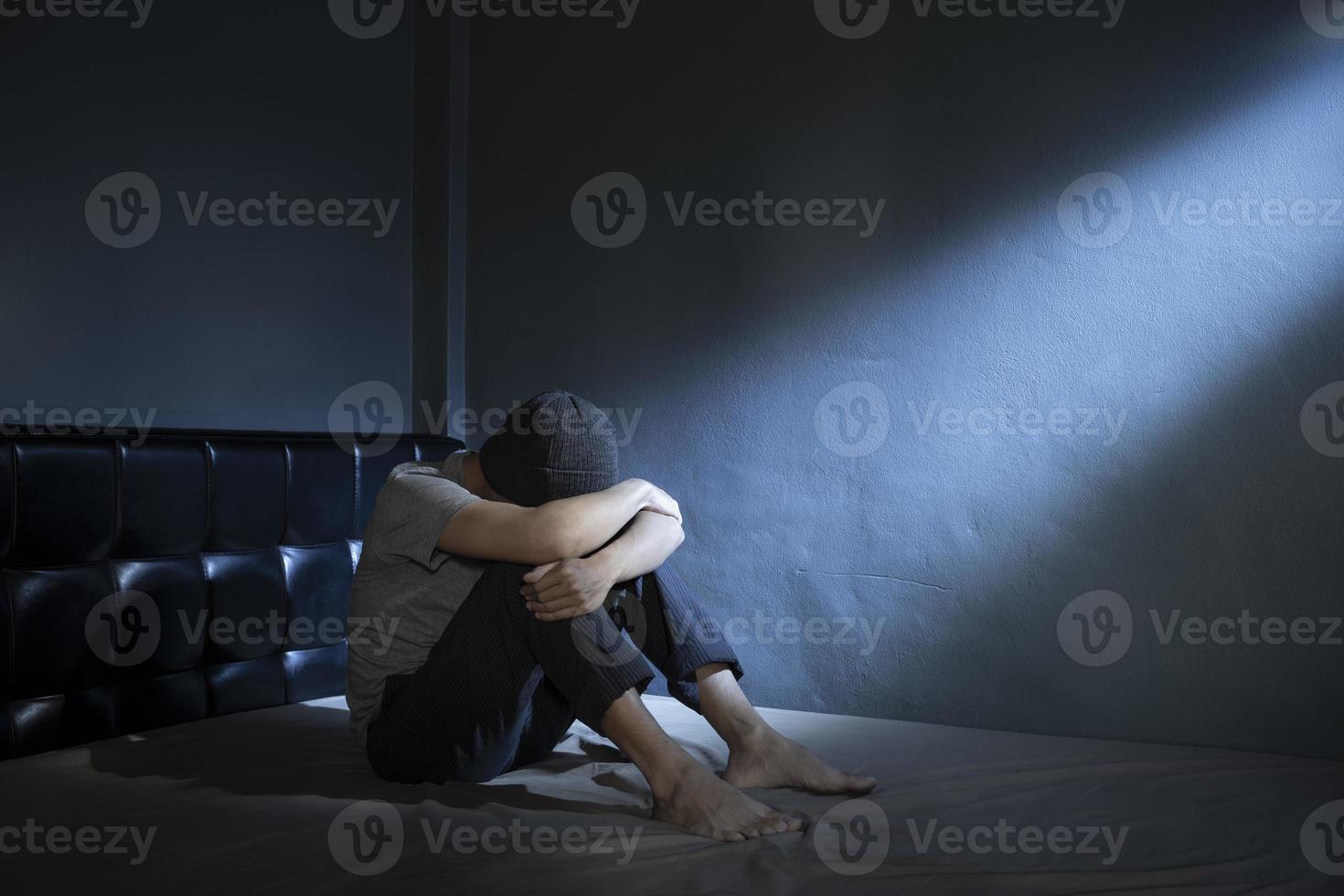 trauriger mann im dunklen zimmer foto