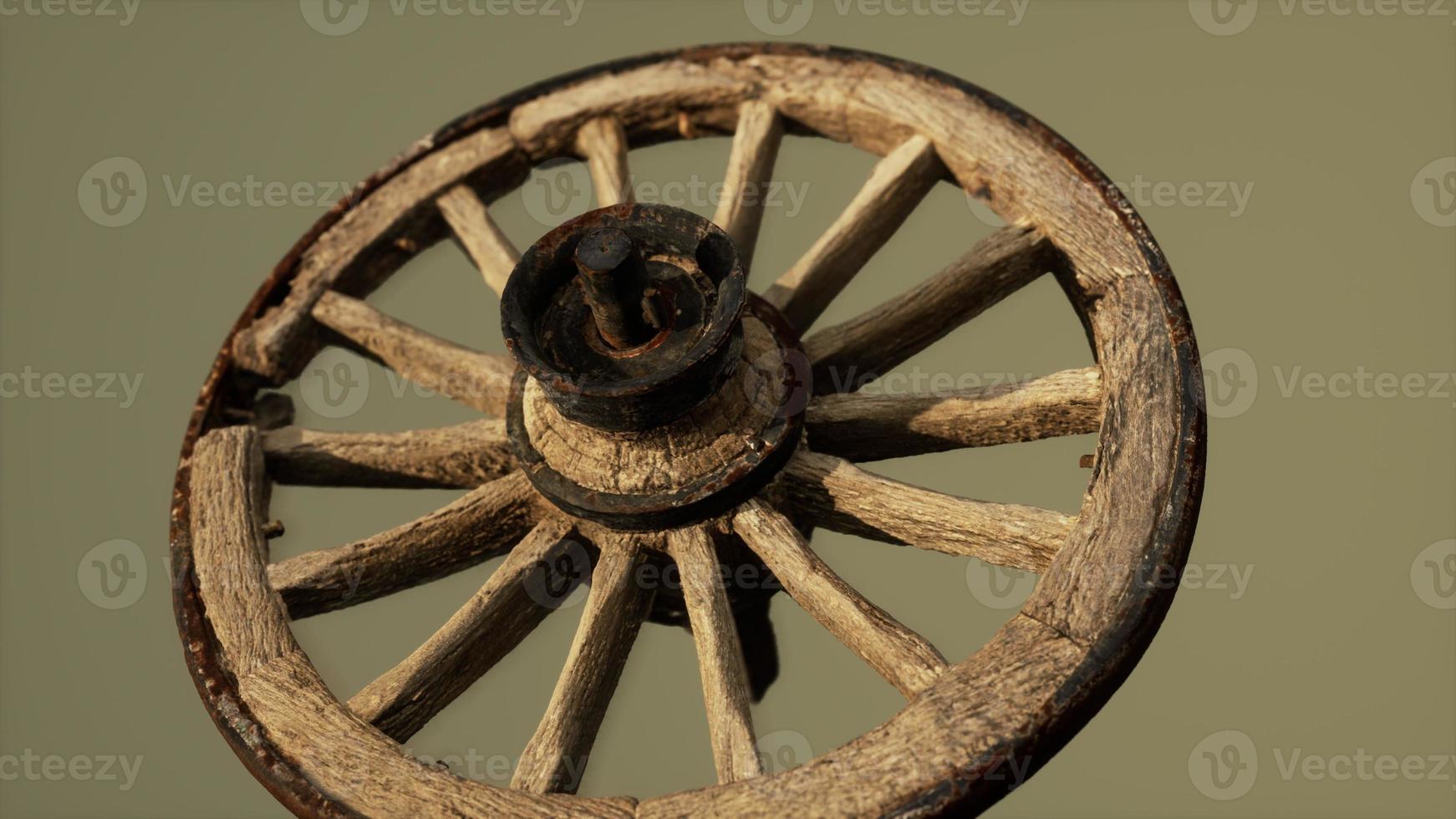 handgefertigtes rustikales Vintage-Holzrad, das in mittelalterlichen Wagen verwendet wird foto