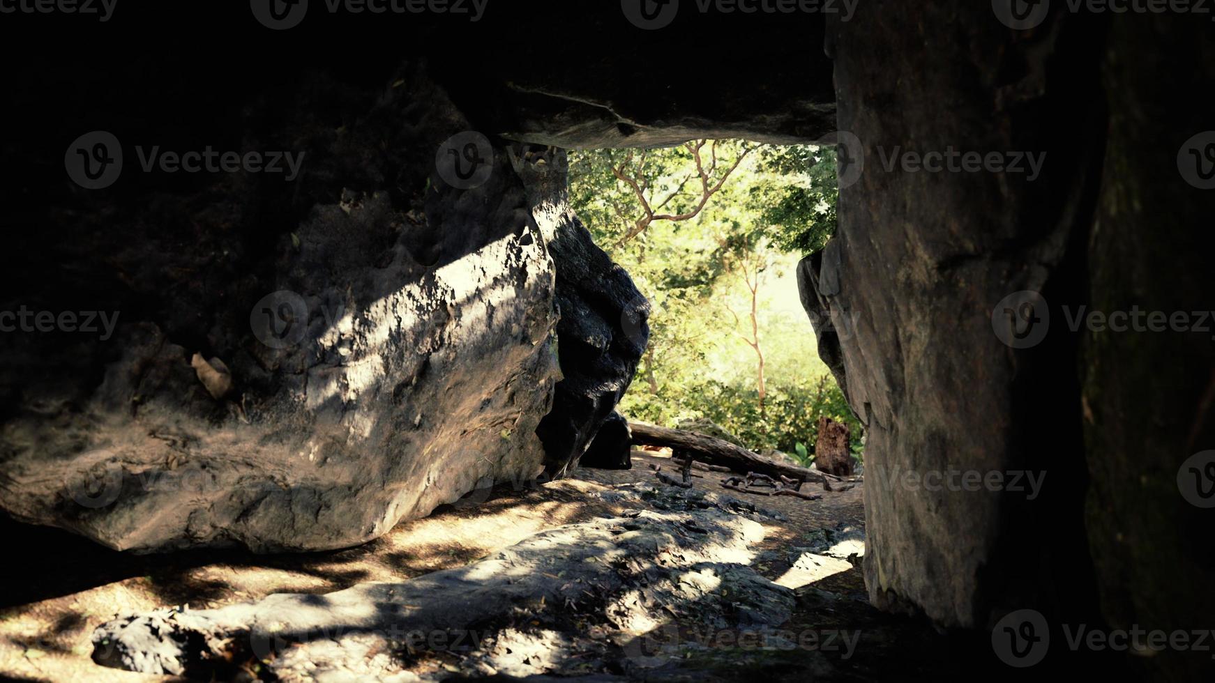 Aufnahme aus einer kleinen Höhle mit Blick nach draußen foto