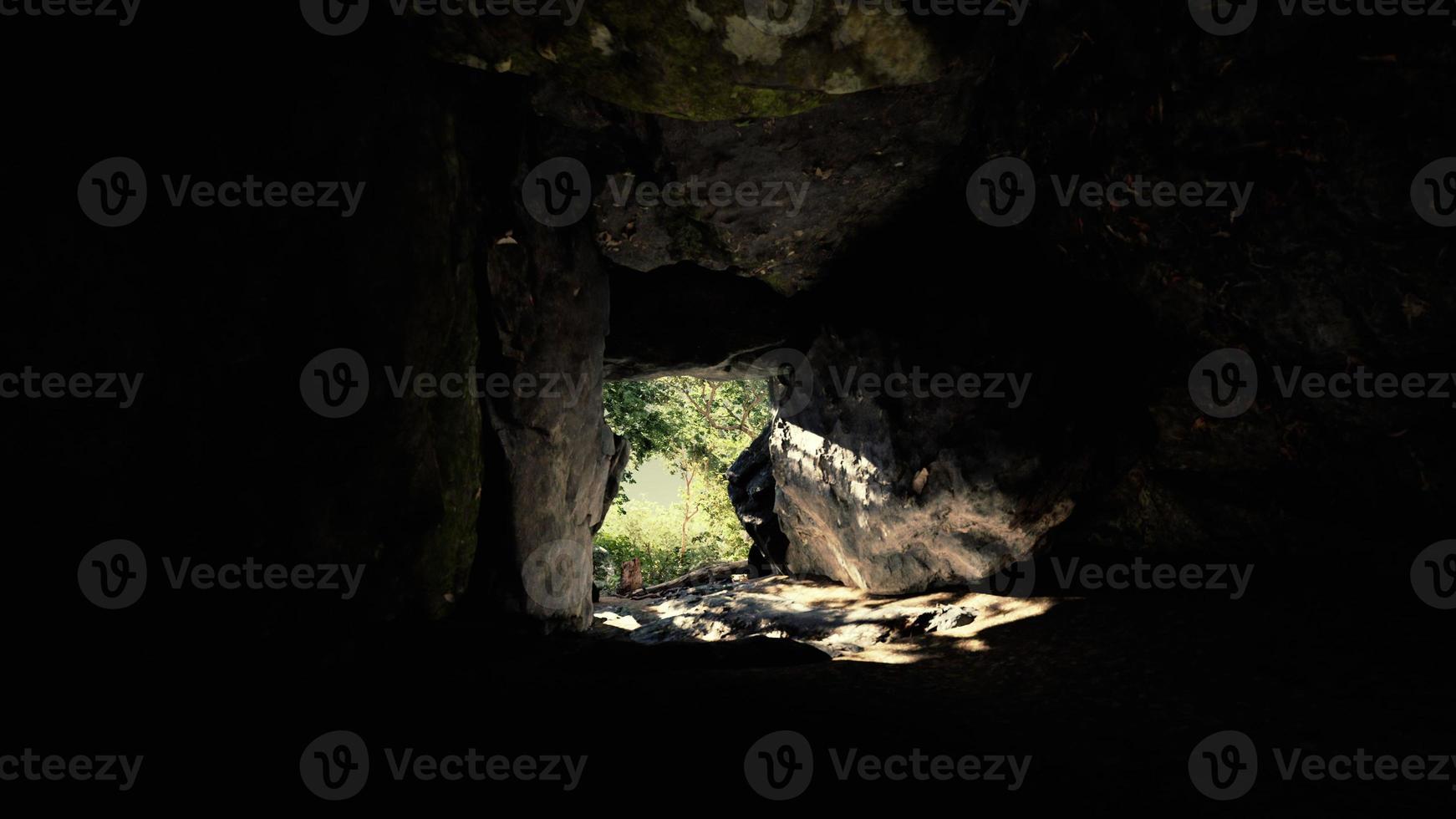 Aufnahme aus einer kleinen Höhle mit Blick nach draußen foto