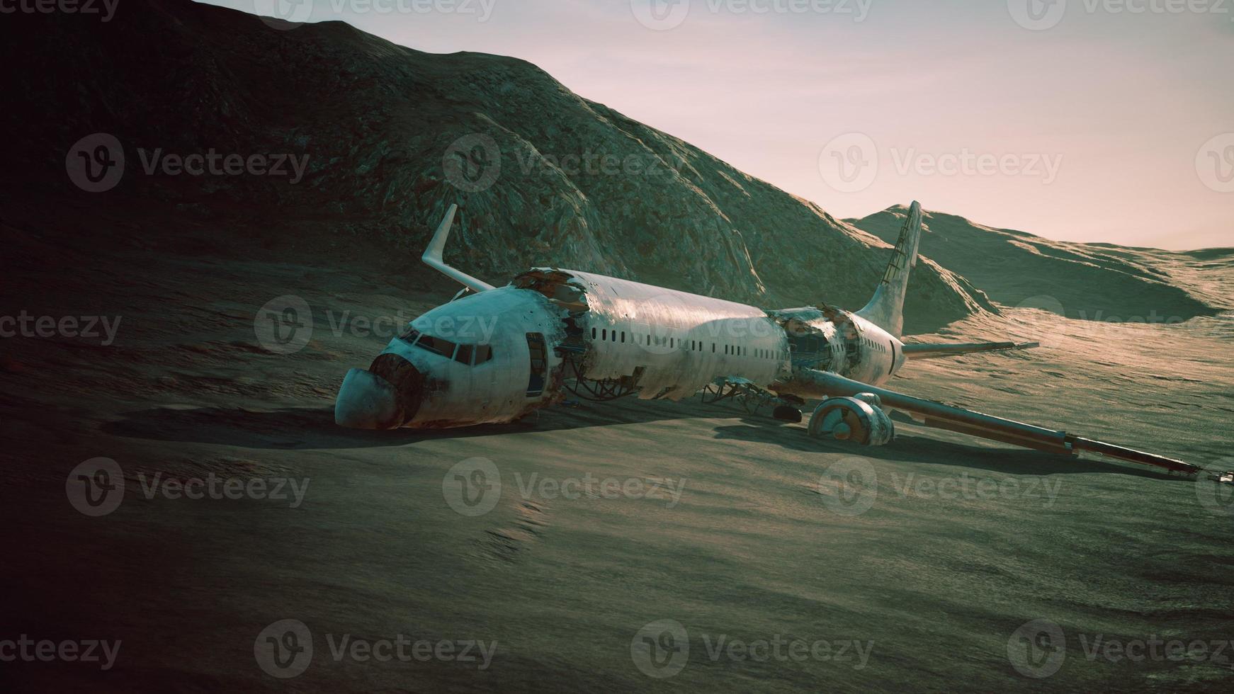 verlassenes zerschmettertes Flugzeug in der Wüste foto