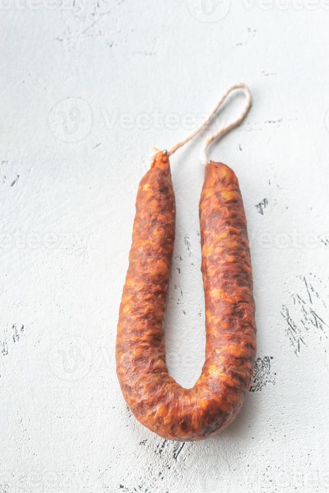 spanische Chorizo auf weißem Hintergrund foto