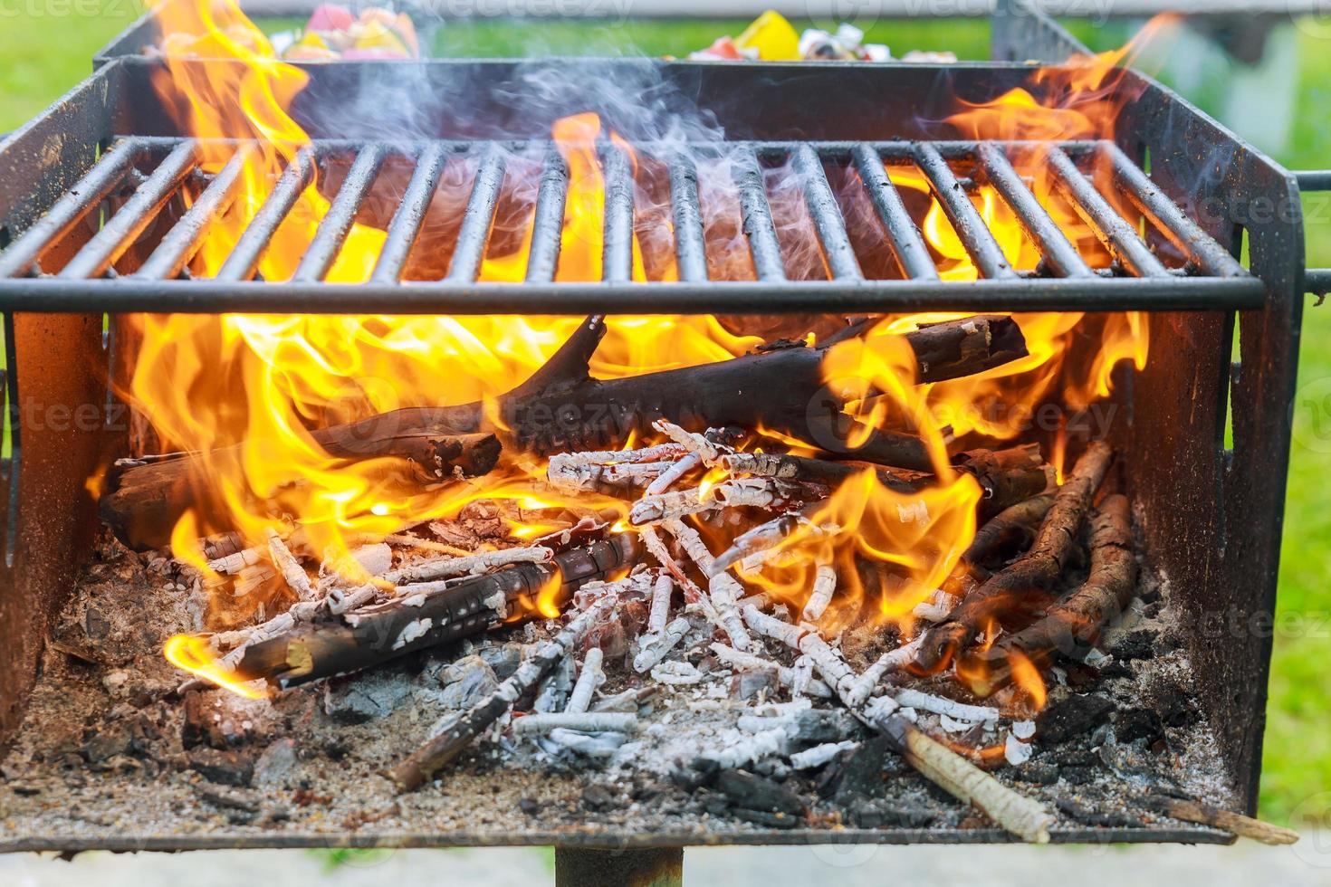 Holzkohle, die im Grill oder im Rahmenhintergrund brennt. foto