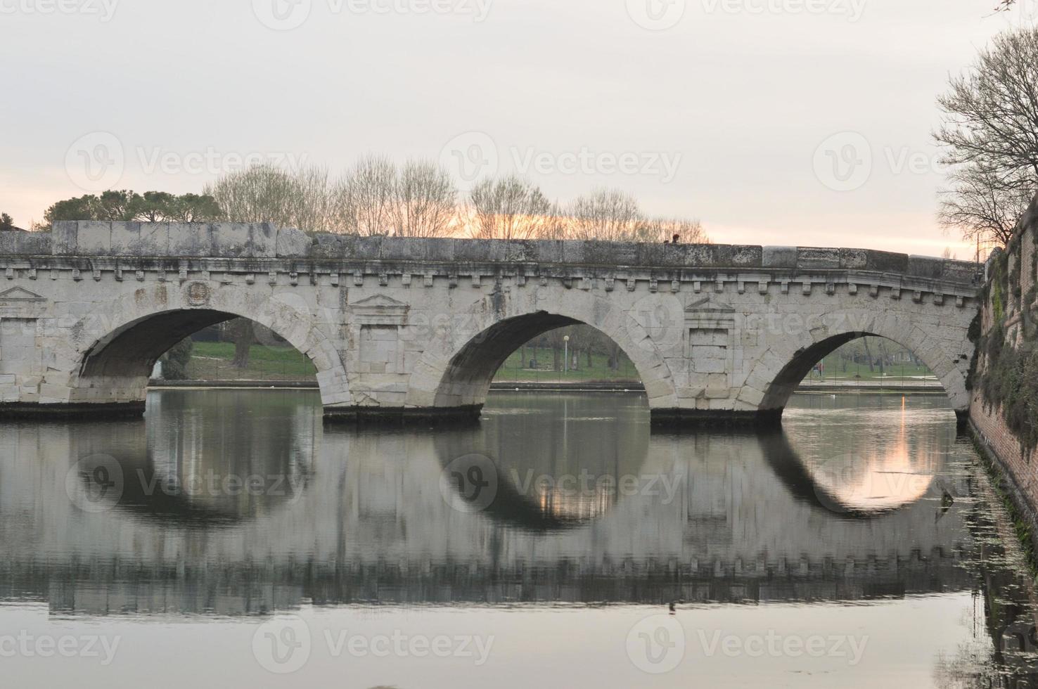 römische Brücke in Rimini foto