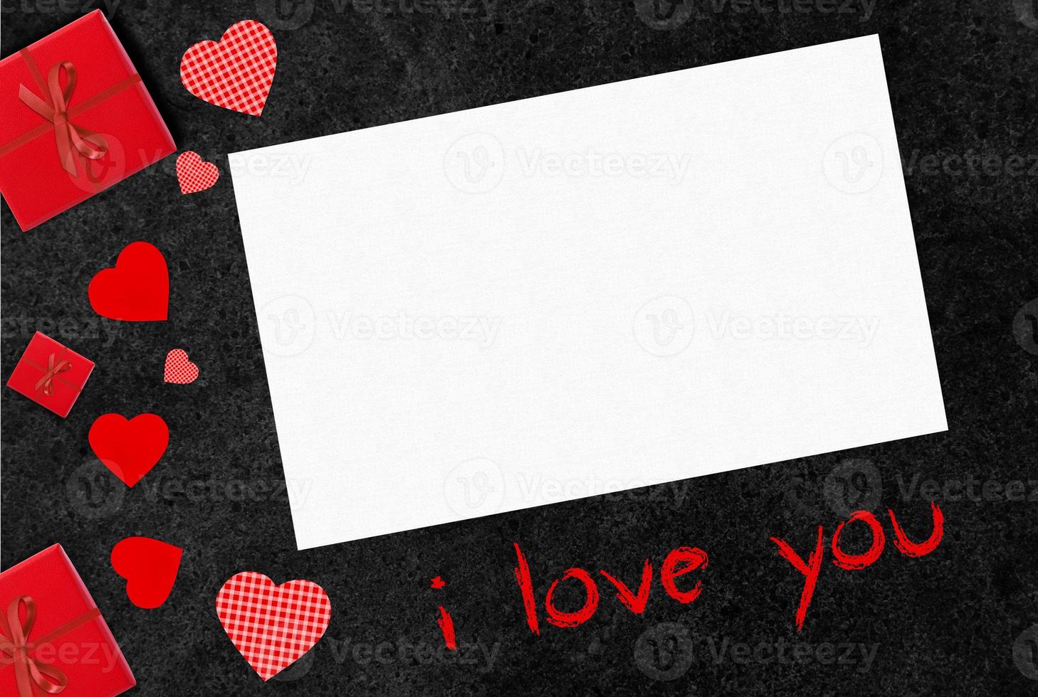 Valentinstag-Grußkarte mit roten Herzen und Platz für Ihre Grüße. foto