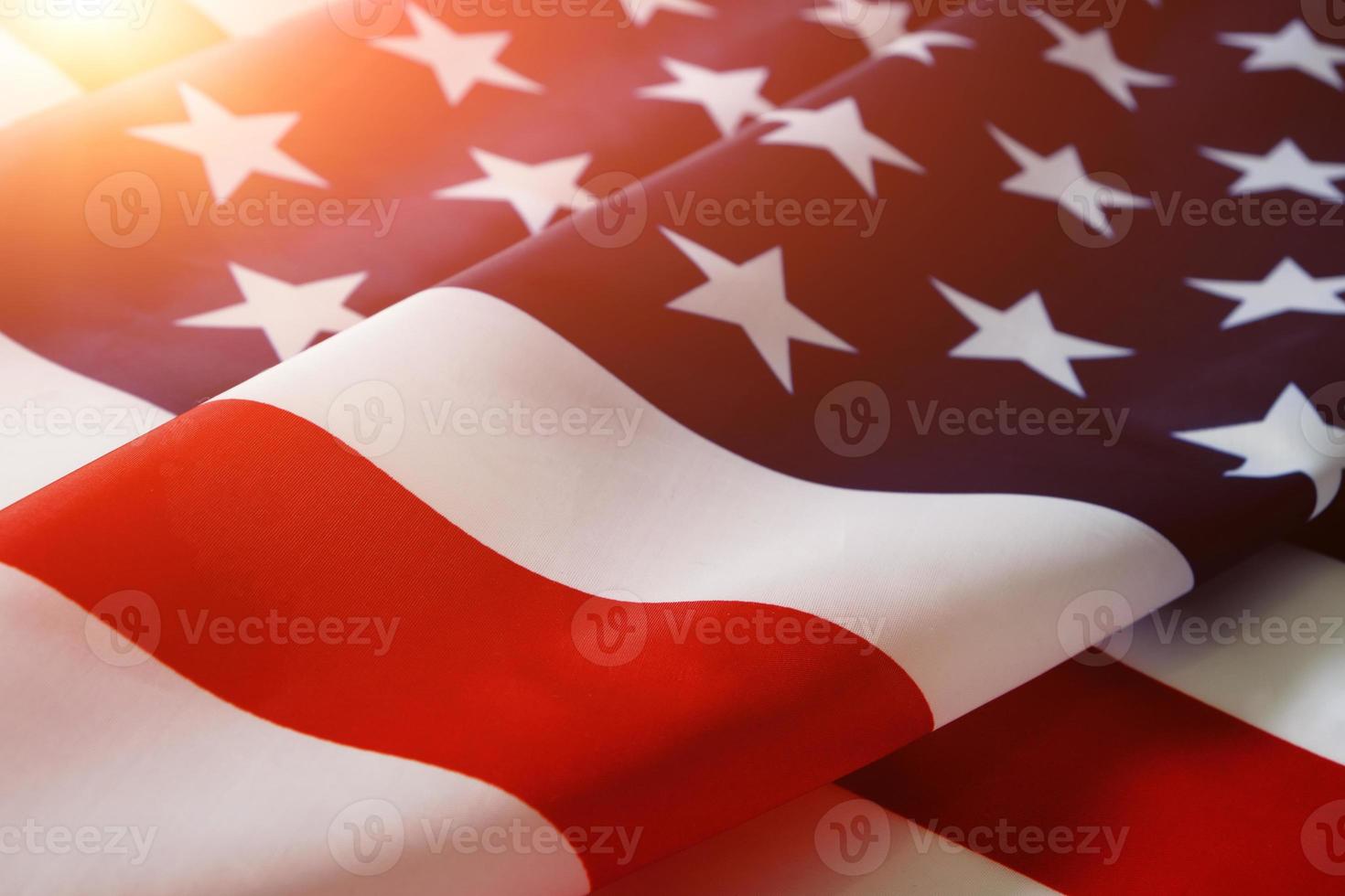 Flagge Vereinigte Staaten von Amerika in hellen Strahlen Sonne. foto