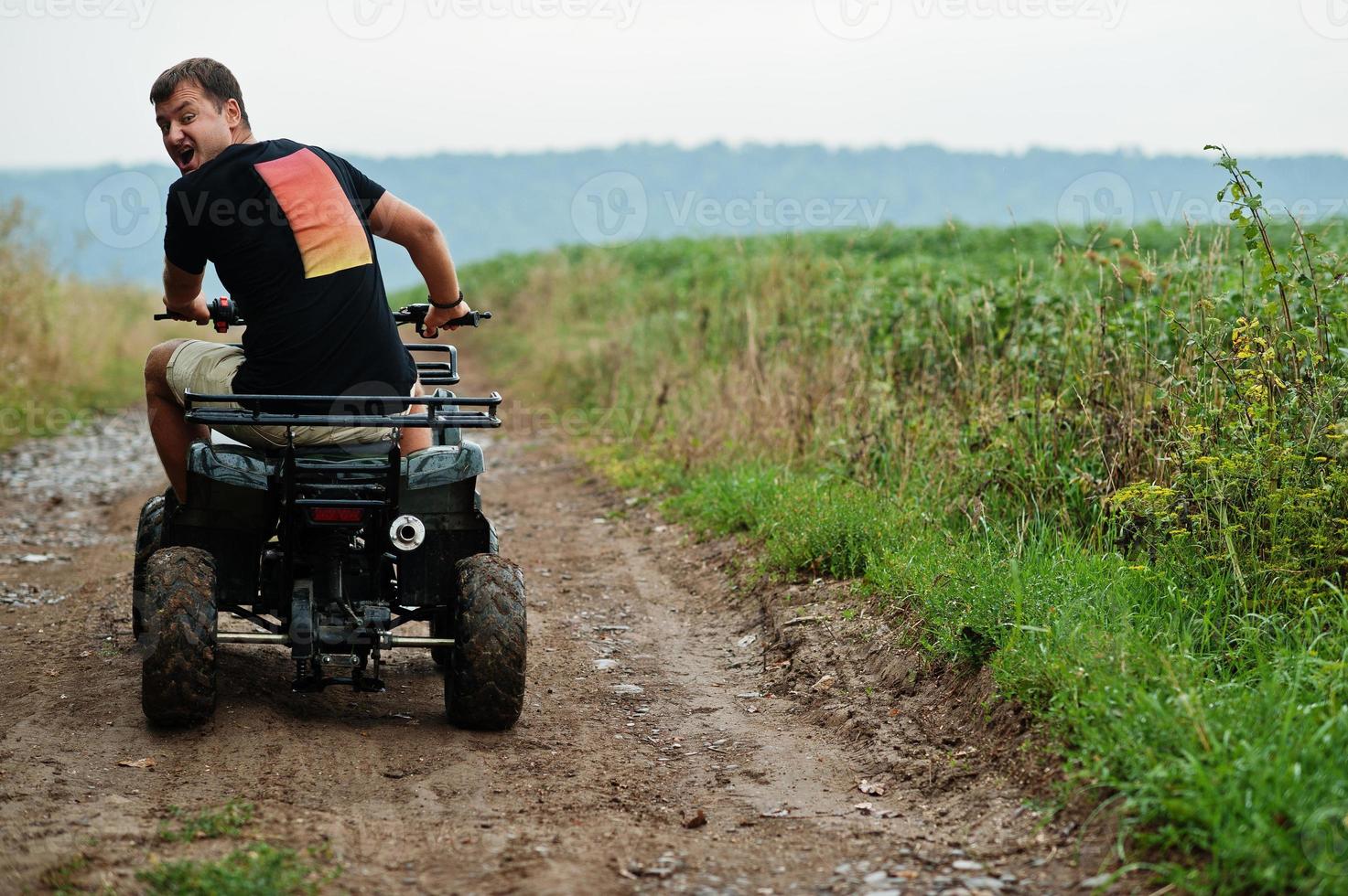 mann, der vierrad-atv-quad fährt. foto