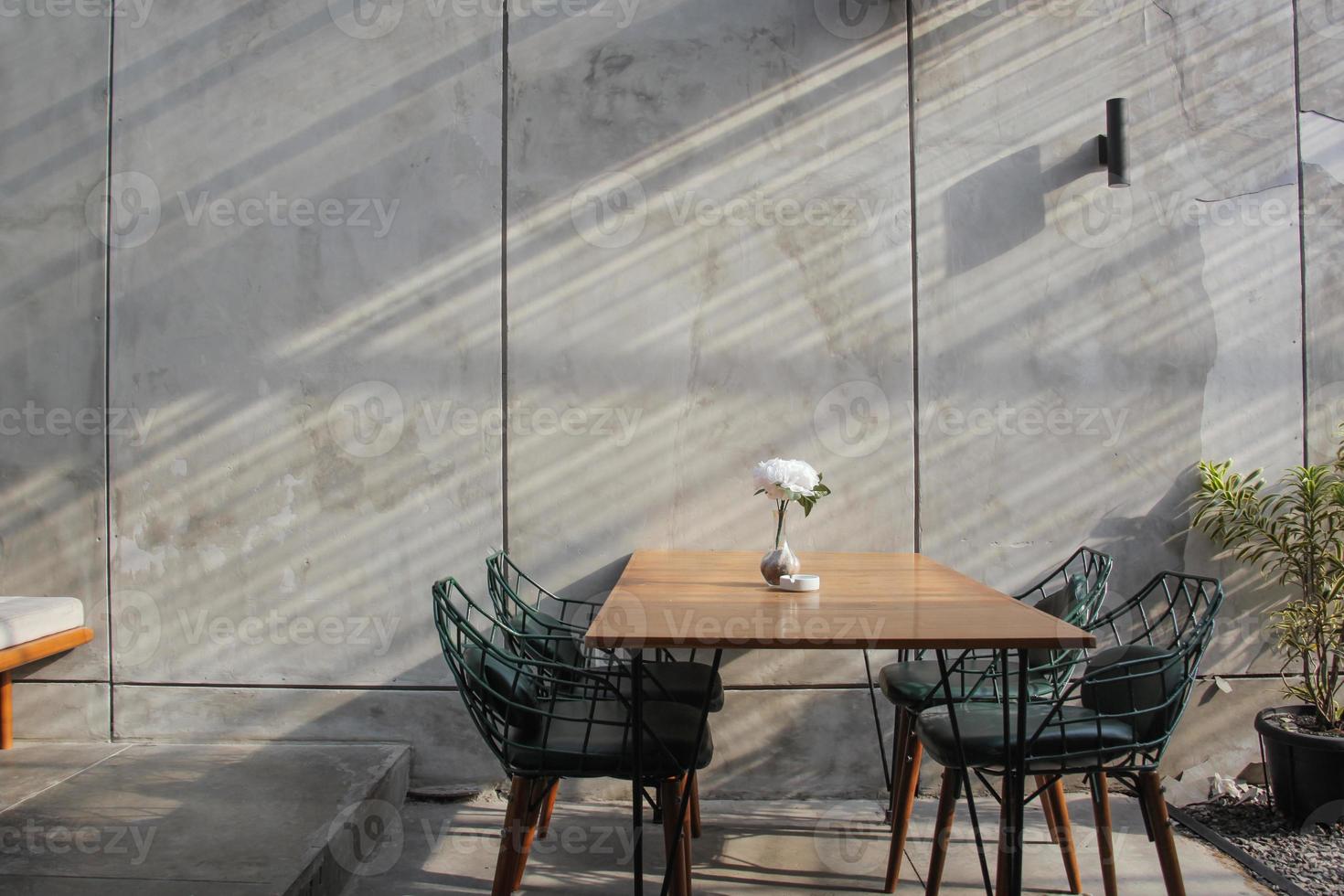 Innenarchitektur-Esszimmer mit industriellem Hintergrund, Betonwand und Topfpflanze foto